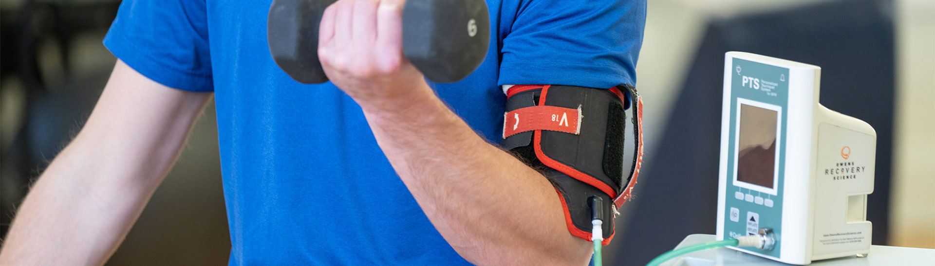 man using blood flow restriction while lifting weights