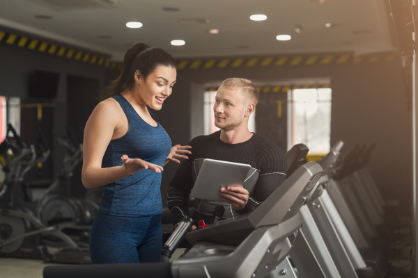 Coach encouraging a runner on a treadmill